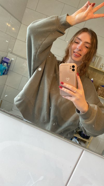 23 year old working full time, looking for a ... Main Photo