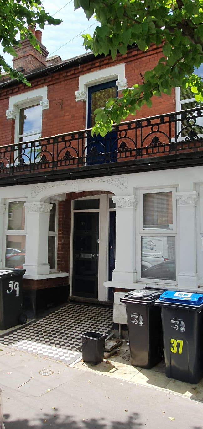 Two bedroom garden flat with own street door Main Photo