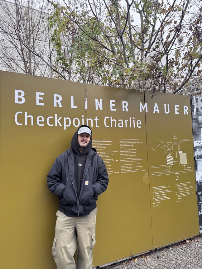 Looking for flatmate in central Main Photo