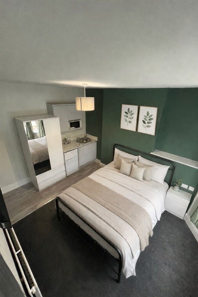 Cosy double room with kitchenette, ensuite and TV Main Photo