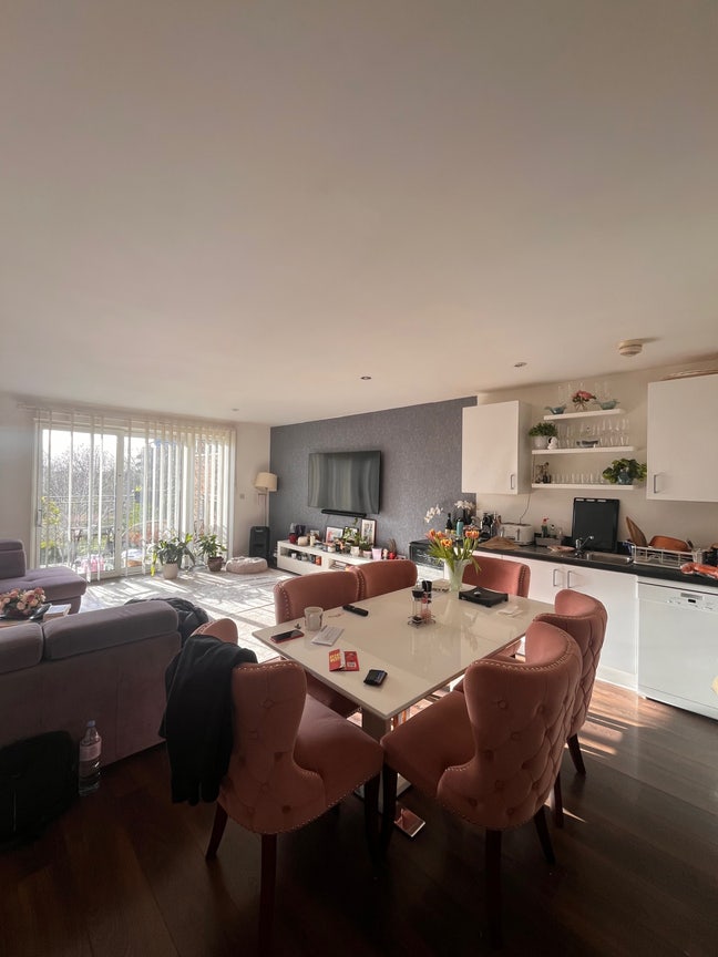 Spacious Flat In Kidbrooke village  Main Photo