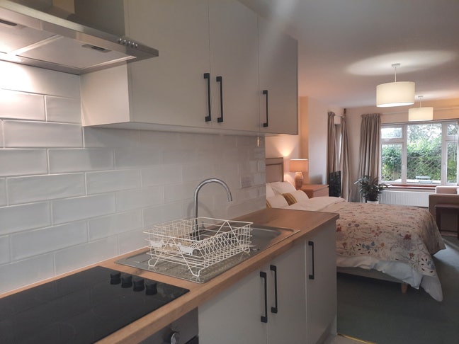 Large En-suite Studio Room in Seaford Main Photo