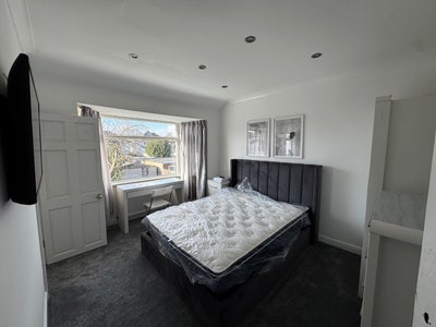 Double en-suite room with Kingsize bed.  Main Photo