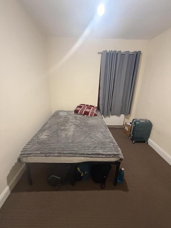Bed space available for 2 boys or couples  Main Photo