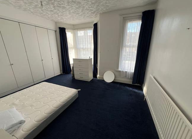 Newly decorated room  own private toilet & shower Main Photo