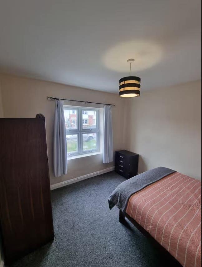 Spacious Double Bedroom with Private Drive Parking Main Photo