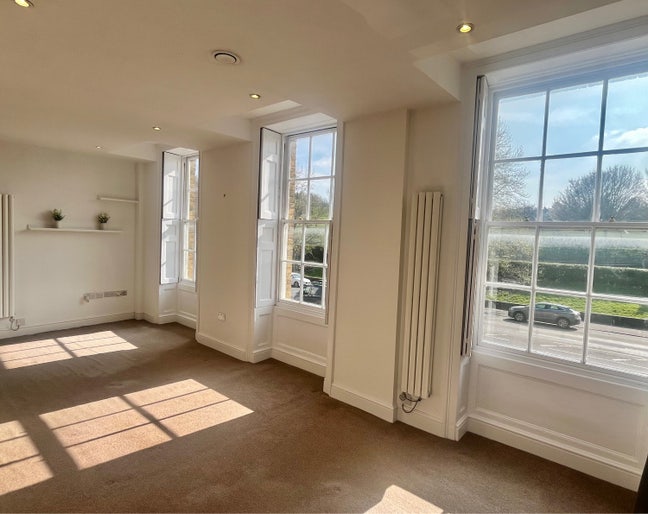 Large studio flat 36 mins from central London Main Photo