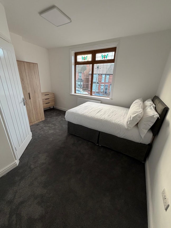 Stunning newly converted 6 bedroom HMO Main Photo