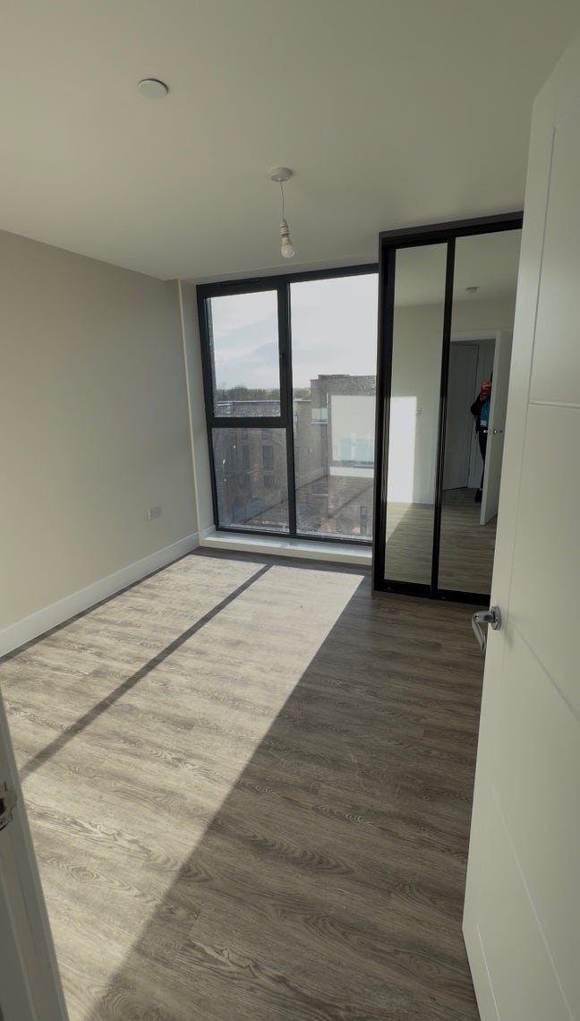 En-suite room available in a 2bed room flat Main Photo