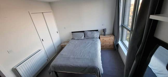 Clean, bright bedroom with own bathroom Main Photo