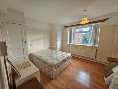 Room in 2 Bedroom Apartment in Bounds Green Main Photo