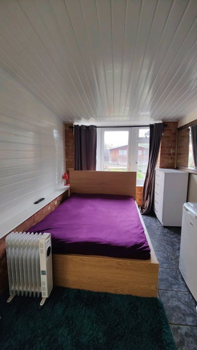 Spacious Double Room in Shared Accommodation Main Photo