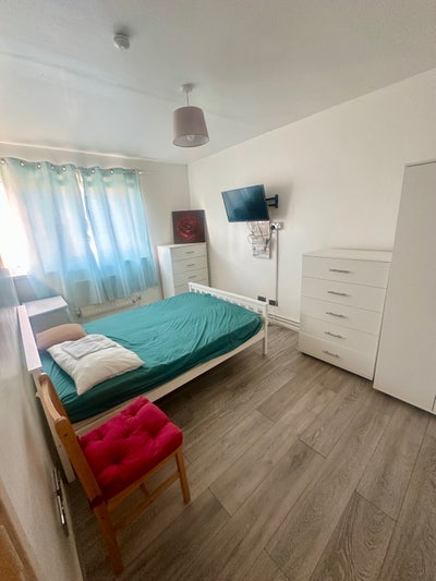 Spacious Double Room Available Now – Roehampton  Main Photo