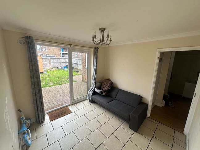 Single room available in shared accomodation Main Photo