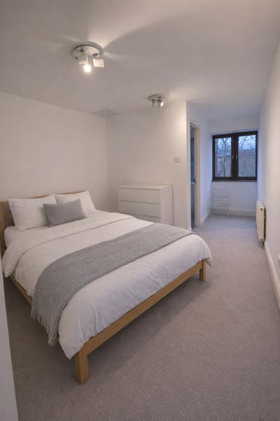 Ensuite room next to Elizabeth Line | Canary Wharf Main Photo