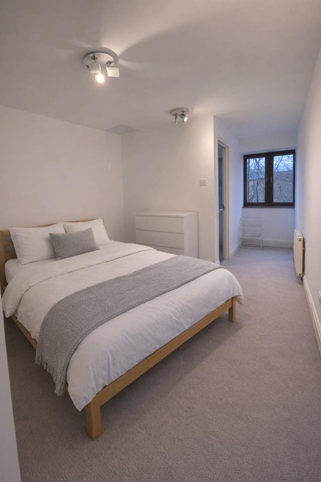 Ensuite room next to Elizabeth Line | Canary Wharf Main Photo