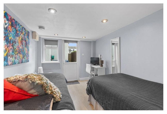 Furnished double room with attached bathroom Main Photo