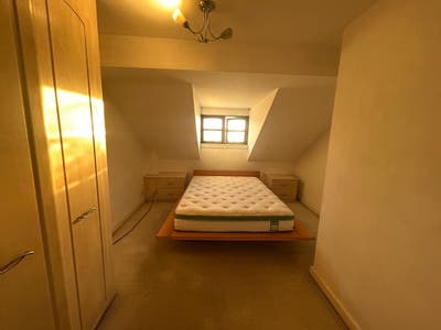 HUGE double bedroom w en-suite, top floor of house Main Photo