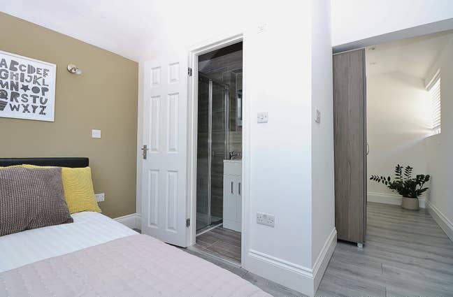 Quiet Modern Ensuite | 2 mins Tube | Clean House Main Photo