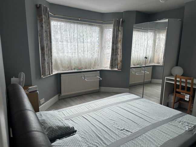 Double bed room available to renr Main Photo