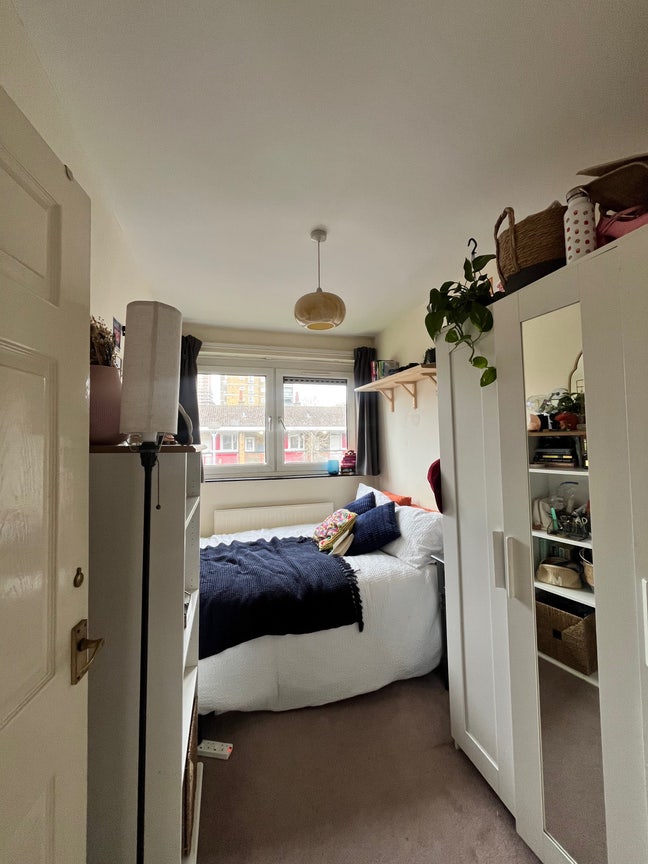 Cozy double room in fun E3 flat!  Main Photo