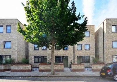 Double room in spacious Homerton home Main Photo