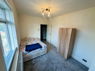 Spacious double bedroom available in Dagenham RM8 Main Photo