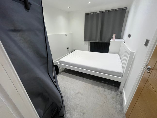 Large Wimbledon ensuite available NOW Main Photo