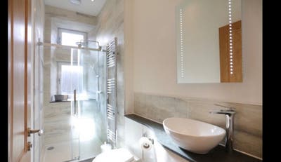 Sunny room in gorgeous flat Main Photo