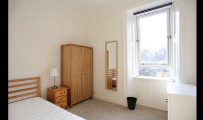 Sunny room in gorgeous flat Main Photo