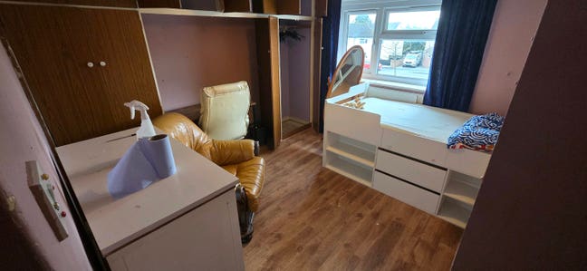 Room In House in Madeley Main Photo