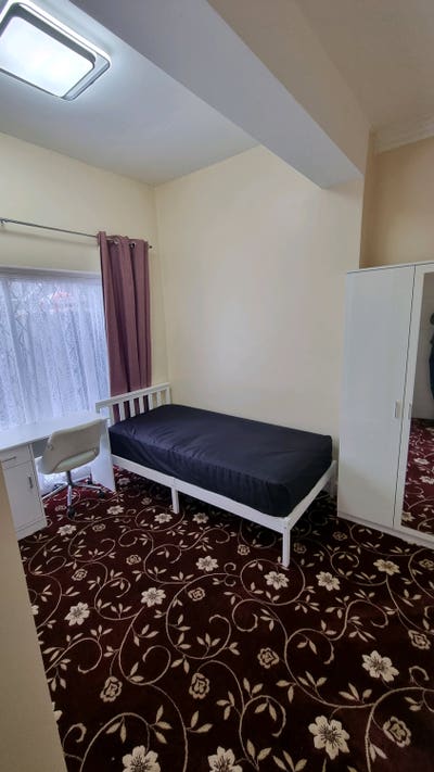 Bright  &  spacious  single  &  double  rooms  Main Photo