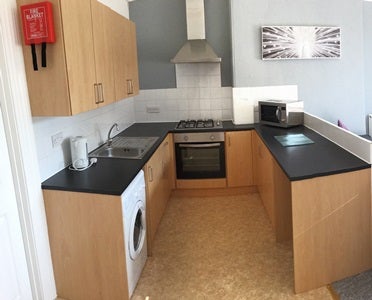 Spacious ground floor flat in Mutley PL4. Main Photo