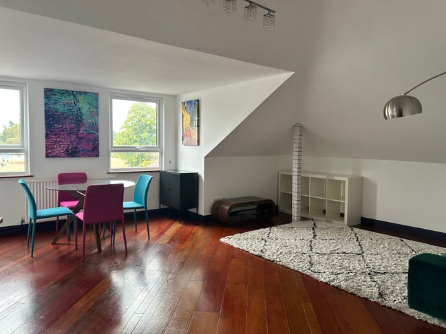 Stunning quiet top floor flat near Burnham station Main Photo