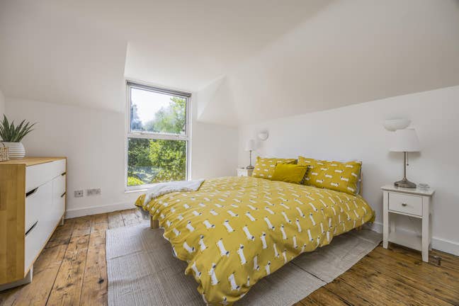 Double room-bills inc-5 min from bus/train station Main Photo