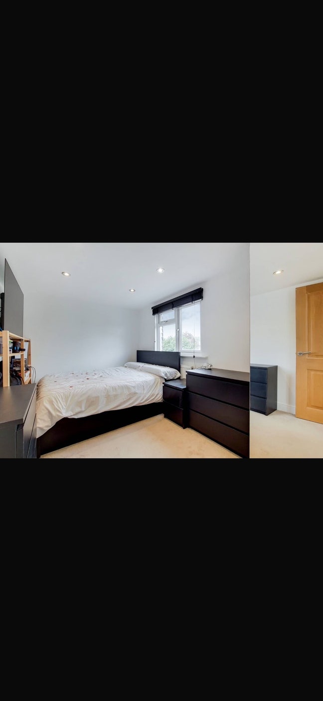 Large double room with desk space Main Photo