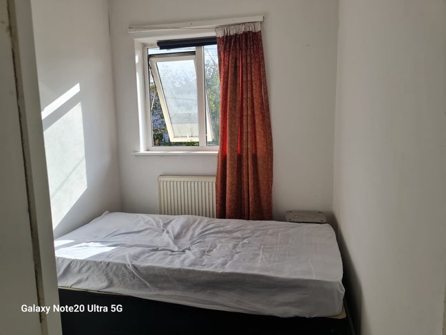 Spacious single room to rent in Newbury Park IG2  Main Photo