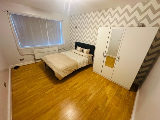 Large Double Room Available Main Photo