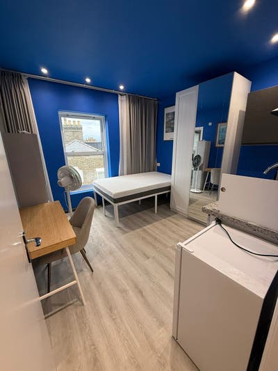 Central Mill Road station, ensuite, own cooking Main Photo