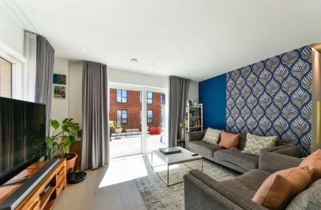 Large en suite room to rent in Colindale gardens Main Photo