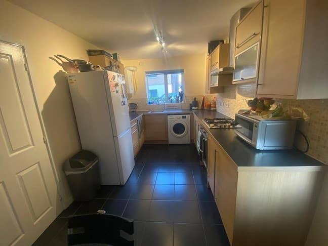 Lovely Large Bedroom Available  Main Photo