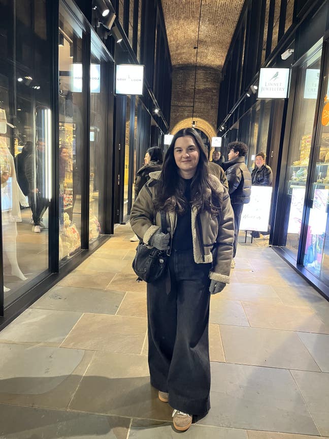 Friendly girl looking for a room! Main Photo