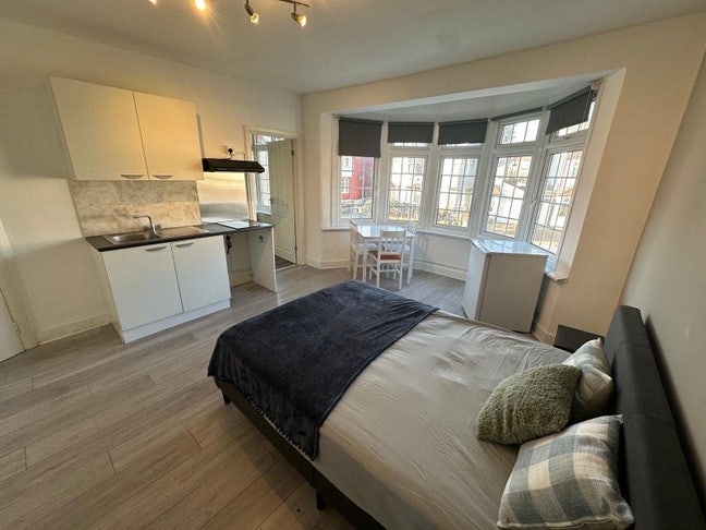 ✨ 🛌 Big Ensuite Room to Let in- Dollis Hill  Main Photo