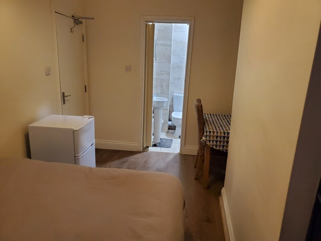 Full Ensuite Bedroom- Newcastle City Center -  Main Photo