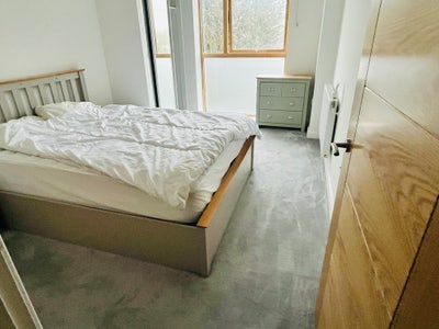 En-suite in large New 2 Bed Apartment Ealing  Main Photo