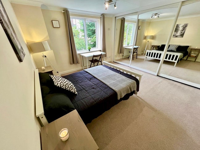 Spacious double room and ensuite room Main Photo