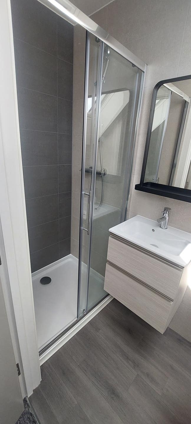 GU2 9Sg Top Floor Ensuite: Excellent Location  Main Photo