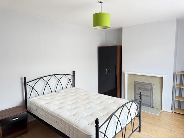 Double rooms to let near Crawley town centre  Main Photo