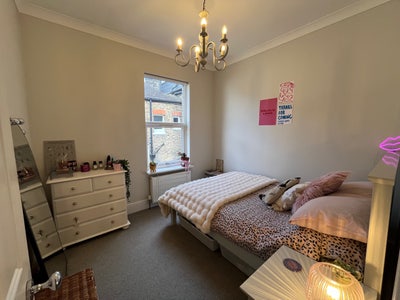Balham room in girls house w/ wardrobe/office Main Photo