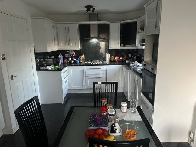 Spacious Room Available in Friendly Shared House Main Photo